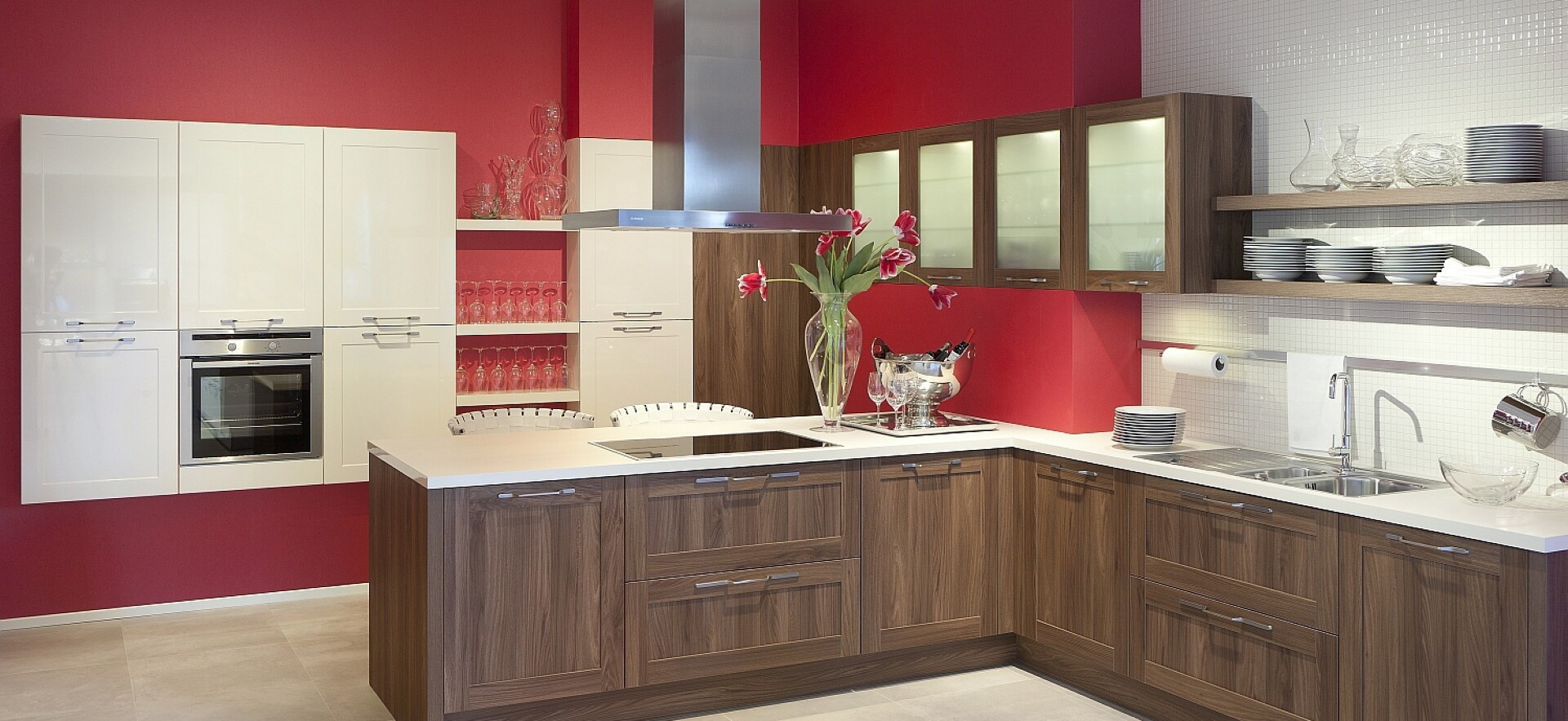 Rot und Weiß verhelfen diesem Küchendesign zu einer schönen Raumgestaltung.
