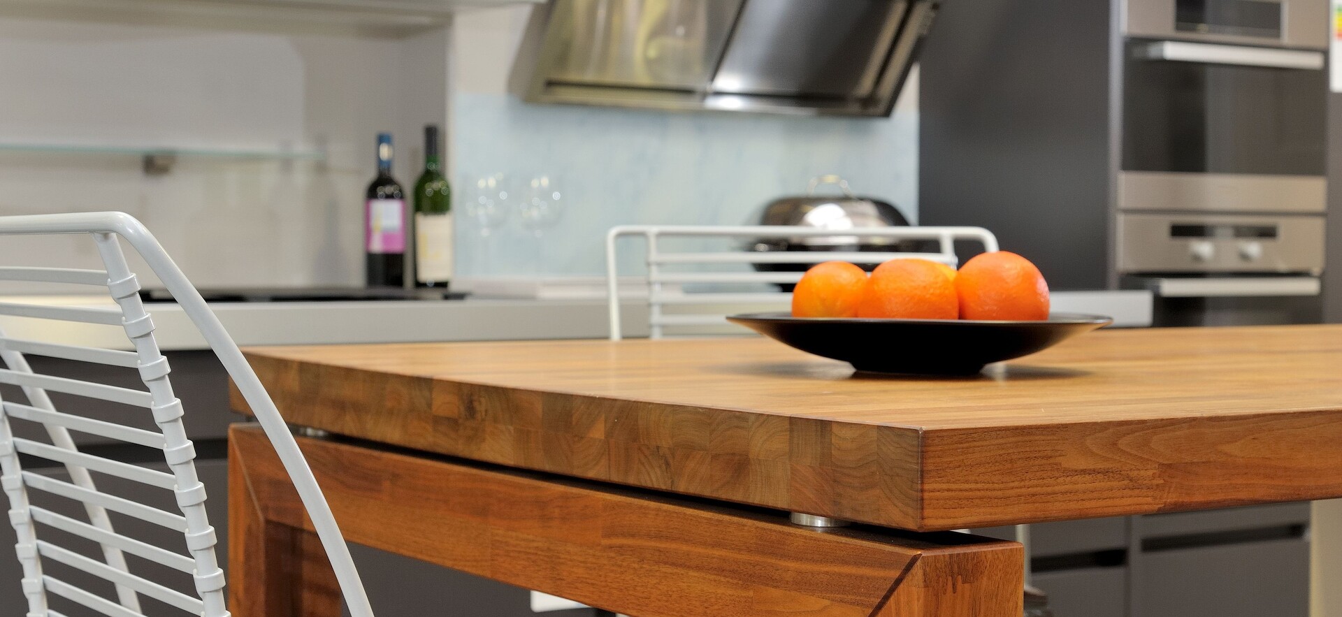 "Kommt alle zu uns zum Kochen!" – Fehlt dazu noch der Esstisch? Bei uns bekommen Sie den passenden!