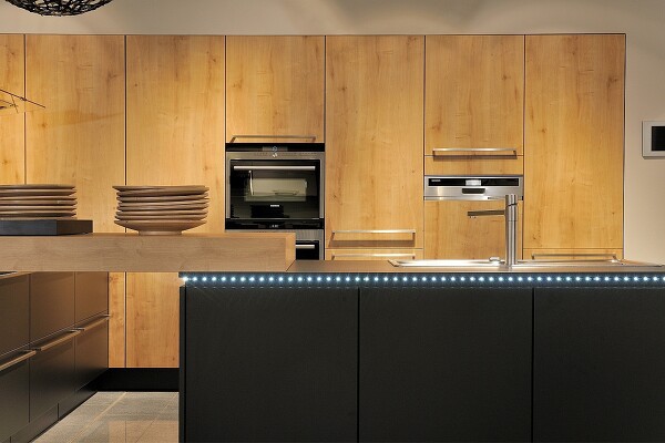 Frei stehende Kücheninsel mit aufliegender Massivholztheke