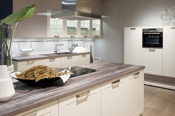 Helle Fronten und Naturholzelemente prägen das Nordic Kitchen Design.