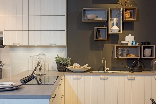 Wohnliche Küchenaccessoires mit hohem Nutzen: Würfelregale verschiedener Formate, geschickt angeordnet.