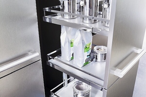 Der praktische Apothekerschrank macht sich gut in der Küche (Bild: Ballerina)