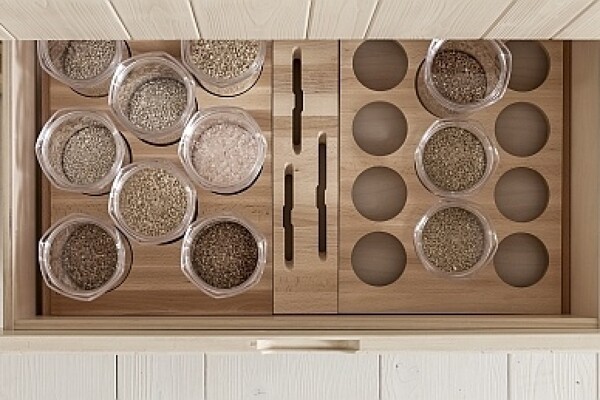 Praktische Schubladeneinrichtung für formvollendete Gewürze-Übersicht!