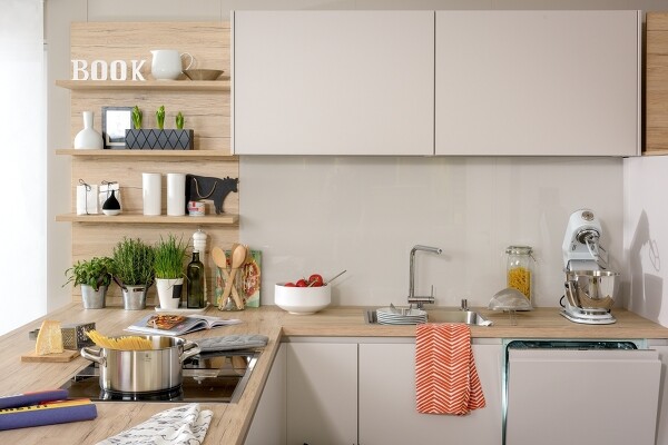 Schön versteckt: der vollintegrierte Geschirrspüler hinter grifflosen Küchenfronten