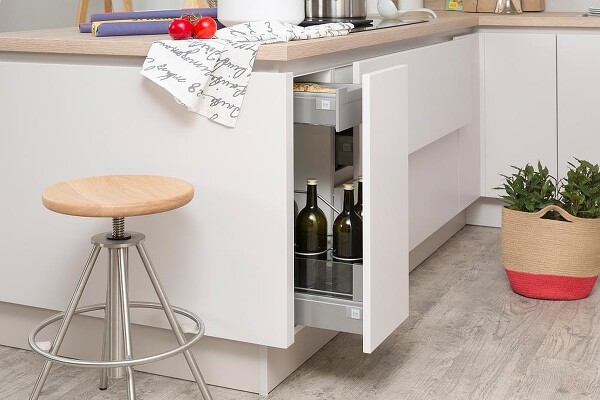 Unterschrank mit versteckter Schublade für ein flächiges Frontenbild