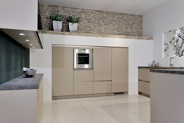 Interessante Küchenarchitektur mit flächenbündig integriertem, grifflosem Küchenschrank