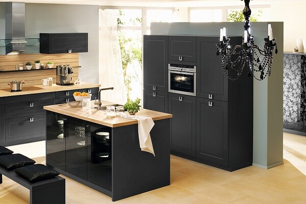 Kücheninsel mit Vitrinenschrank auf der Rückseite hinter dunklem Glas