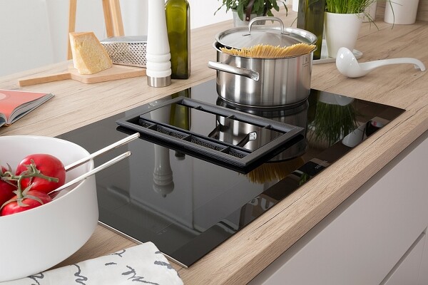 Küche mit Kochfeldabzug