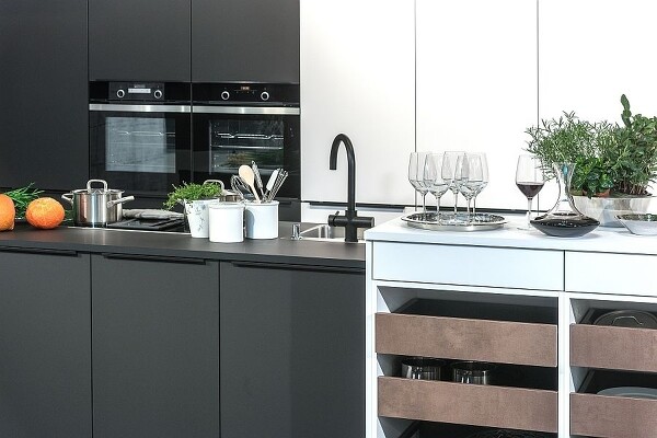 Mattlack macht sich auch in modernen Küchen gut.