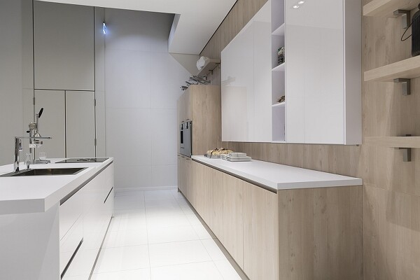 Materialmix in der Küche: Helles Holz und weiße Flächen passen gut zusammen.