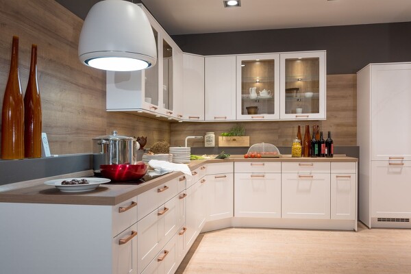 Eine behagliche Kücheneinrichtung sollte auch auf Geräuscharmut setzen.