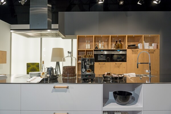 Die freistehende Küchentheke trennt die Küche vom Wohnbereich.